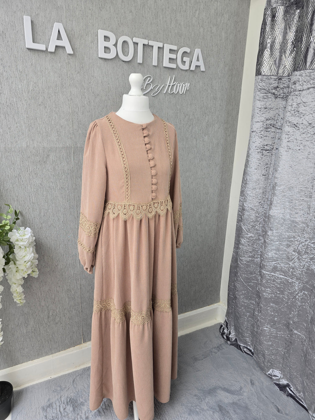 Hoor lace Abaya