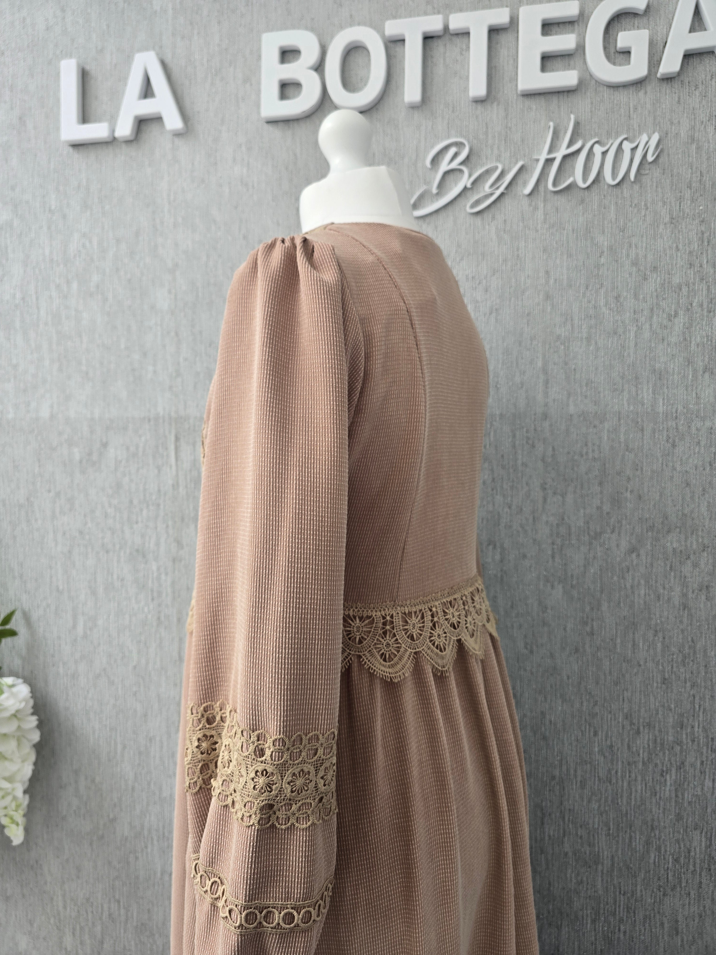 Hoor lace Abaya