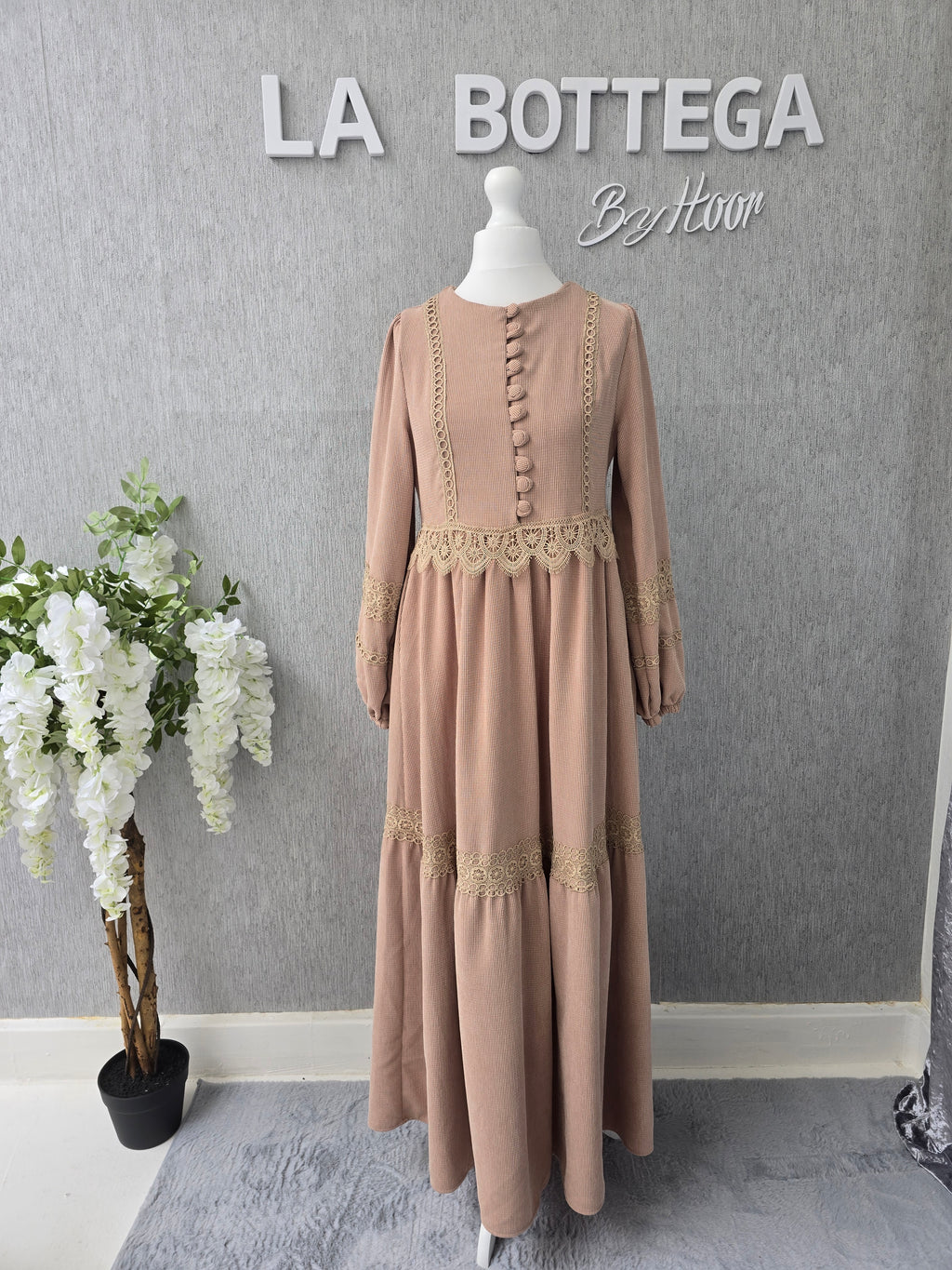 Hoor lace Abaya